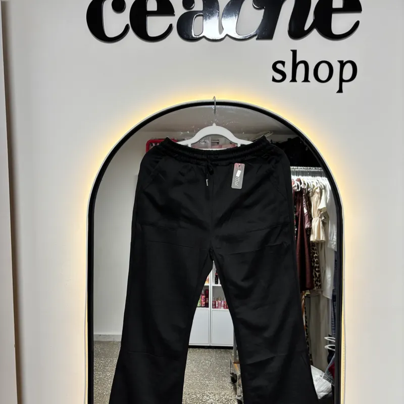 Jogger negro acampanado 