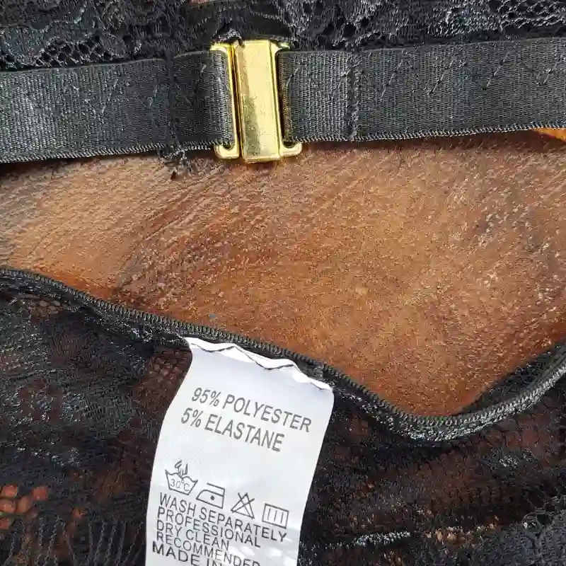 Juego de lencería de encaje con broche dorado