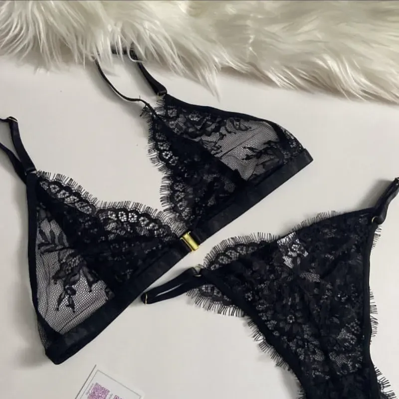 Juego de lencería de encaje con broche dorado