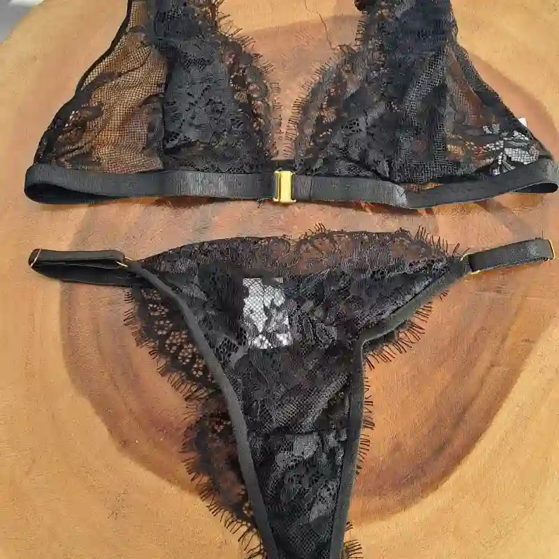 Juego de lencería de encaje con broche dorado