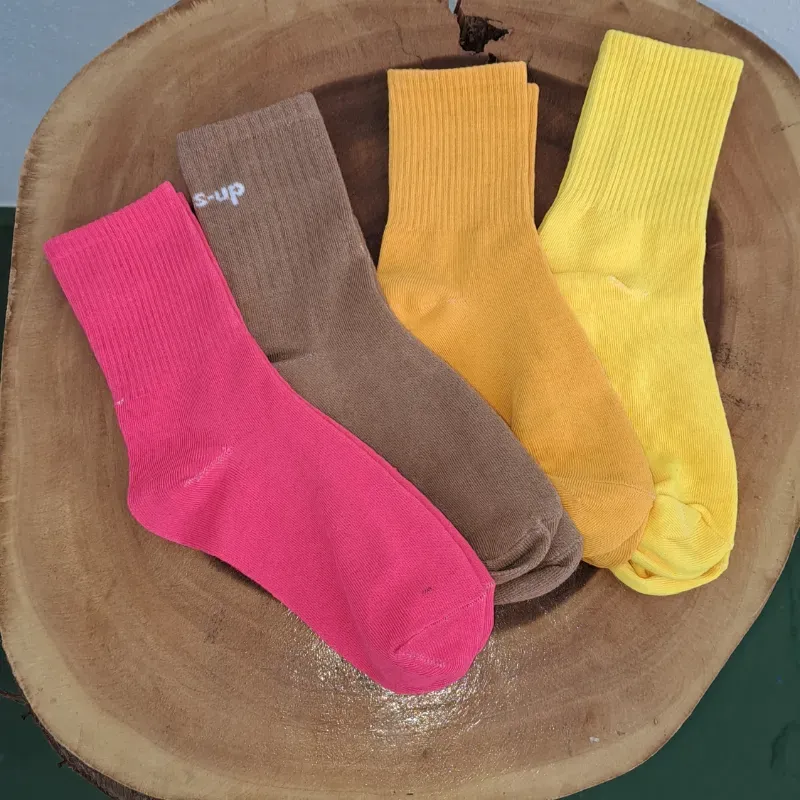 Medias de colores medianas