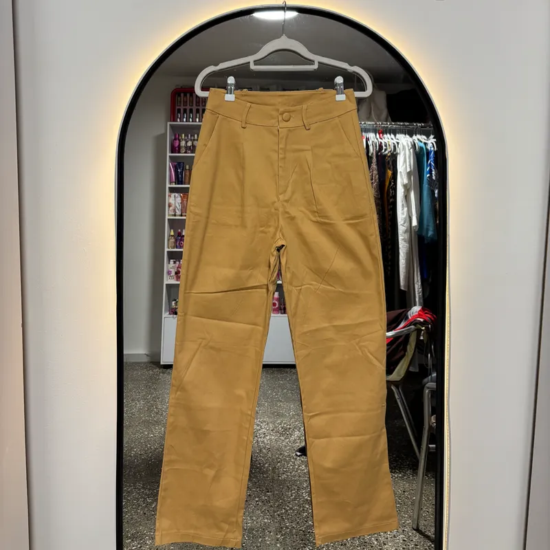 pantalón mostaza 