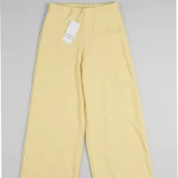 Pantaloneta amarilla