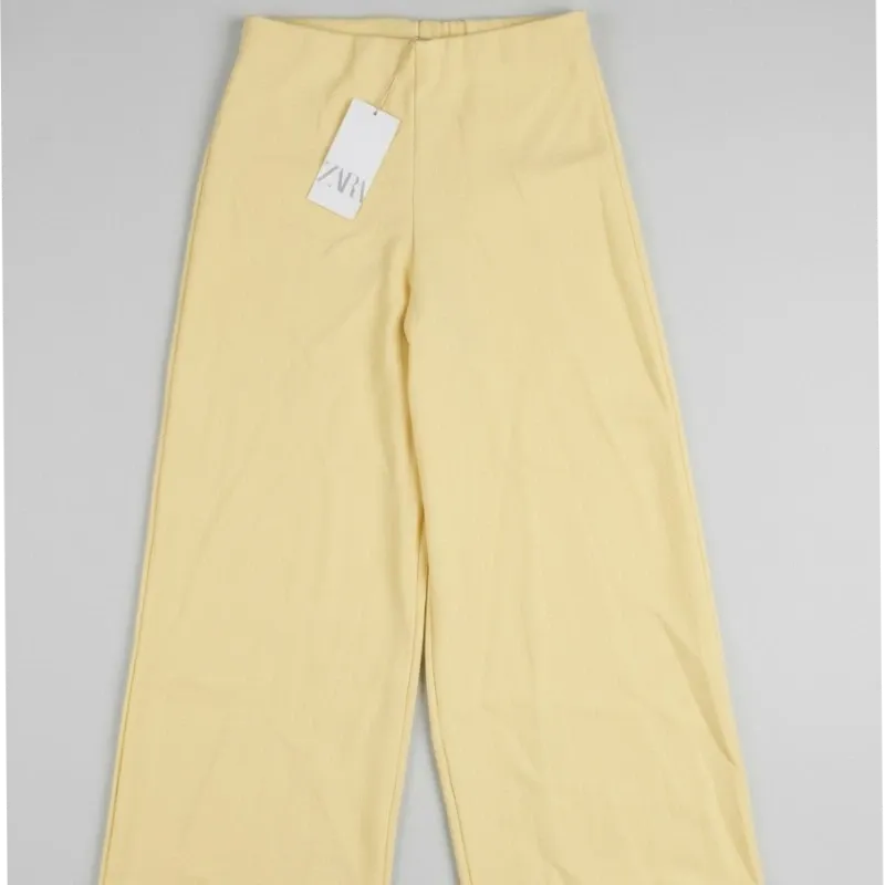 Pantaloneta amarilla