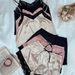 Pijamas de satén con encaje.