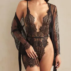 Set negro de body con bata de encaje