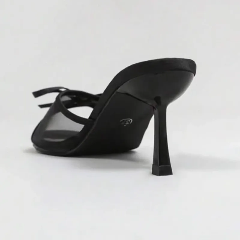 Tacones negros con lazo