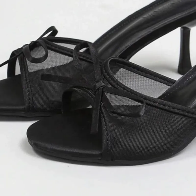 Tacones negros con lazo