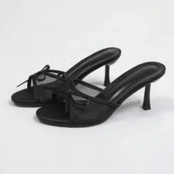 Tacones negros con lazo