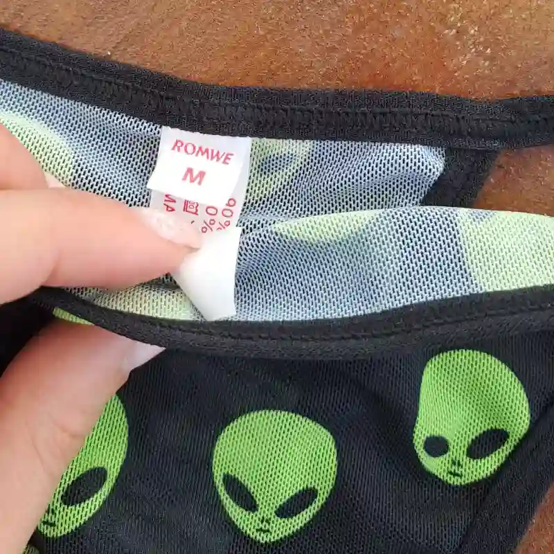 Tanga negro con marcianos verdes