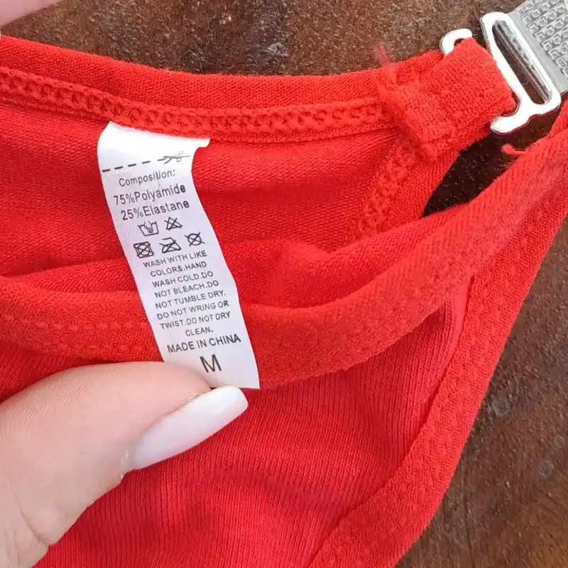 Tanga rojo con cintura ajustable de silicona