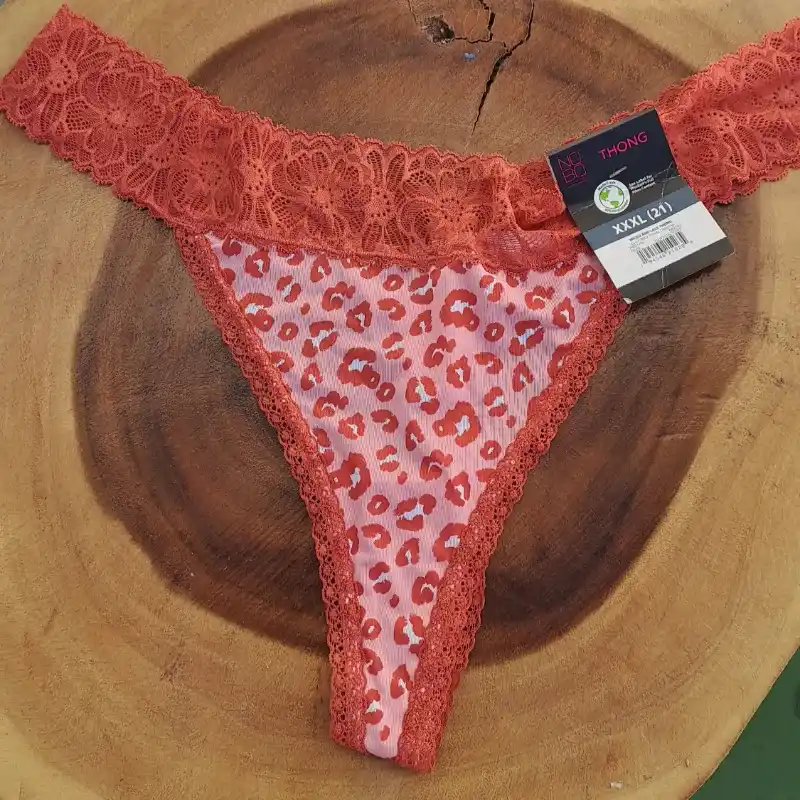 Tanga rojo y rosado con encaje