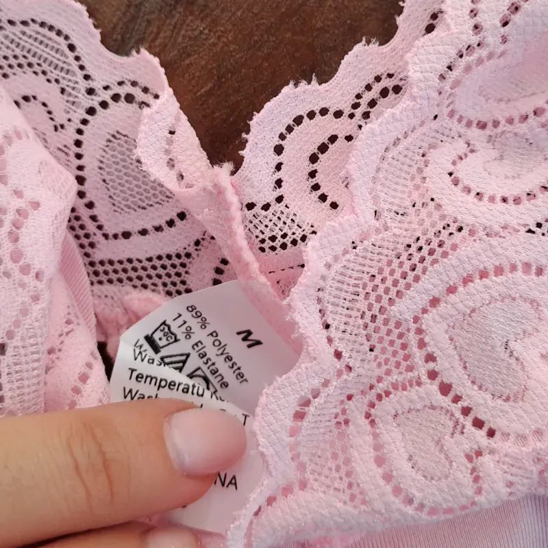 Tanga rosa con encaje y corazones