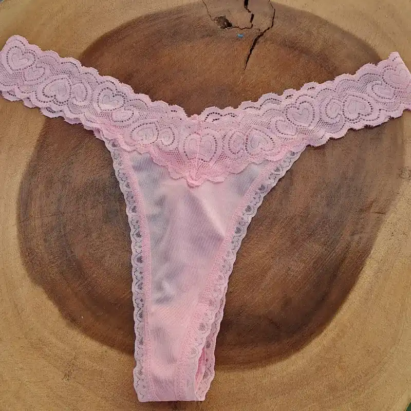 Tanga rosa con encaje y corazones
