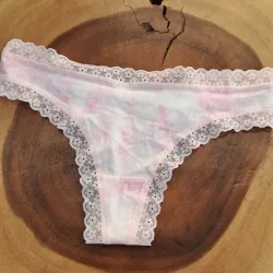 Tanga rosa con encaje