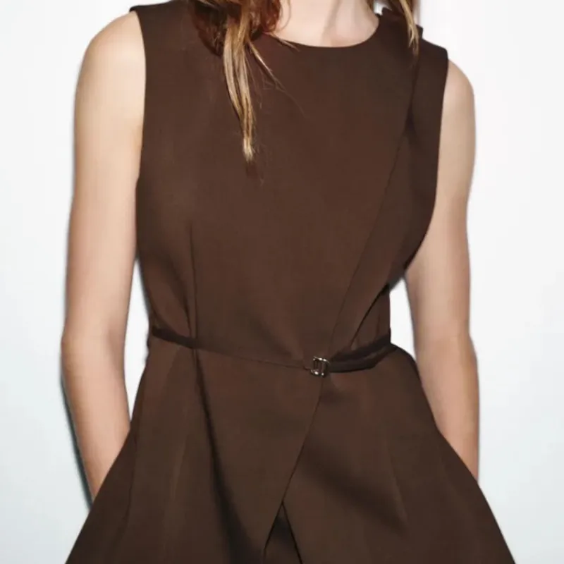 Top elegante con cinturón