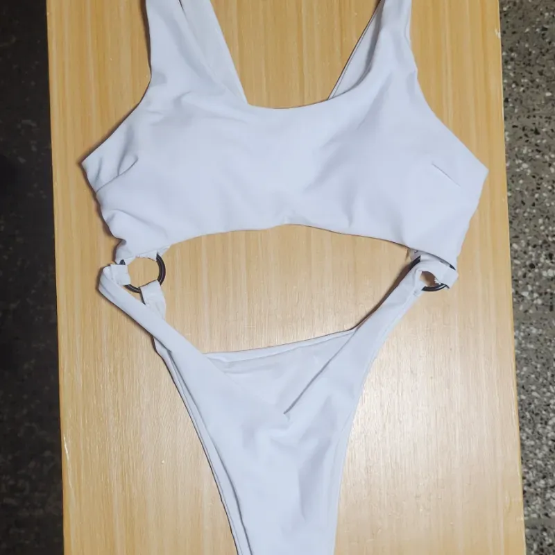 Trusa Blanca con aros laterales