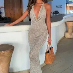Vestido playero con detalles dorados