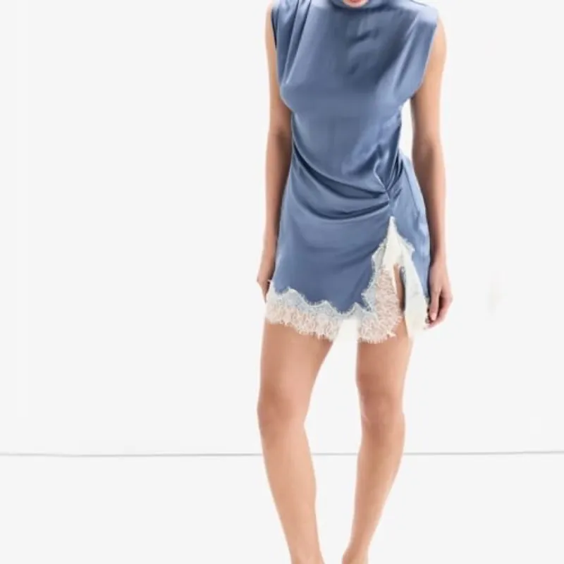 Vestido corto de satín con encaje
