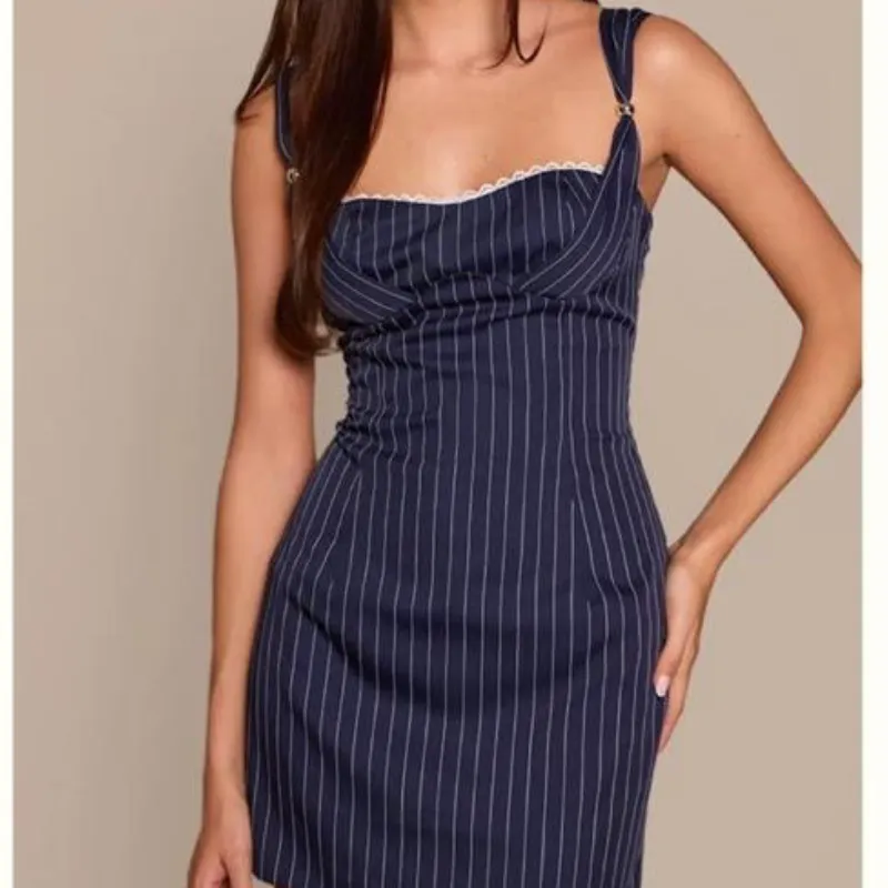 Vestido de líneas pretty little thing