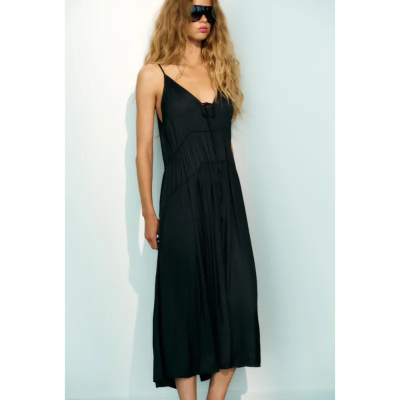 Vestido largo satinado con frunces