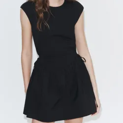 Vestido negro con cintas laterales