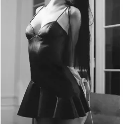 Vestido Negro Corto Efecto Piel Volante ZARA