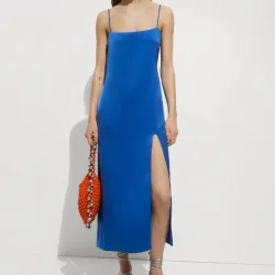 Vestido satinado con abertura