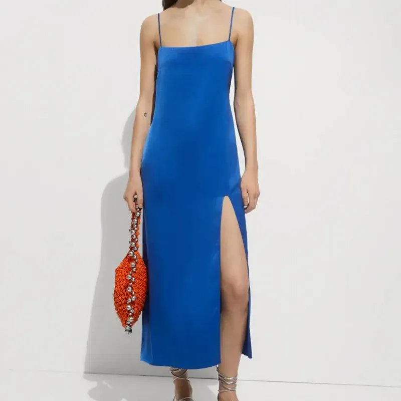 Vestido satinado con abertura