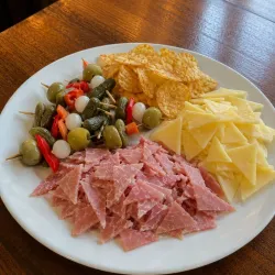 Jamón Bravo, Queso Gouda, Banderillas, Chicharritas de Yuca