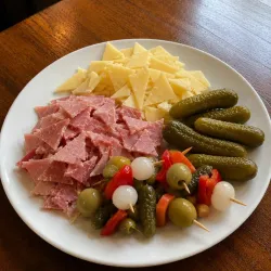 Jamón Bravo, Queso Gouda, Banderillas, Pepinillos