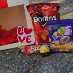 Caja con ventana + chuches +1 ferrero 