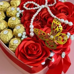 Corazón 12 rosas eternas +10 ferreros 