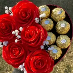 Corazón 7 ferreros +5 rosas eternas 