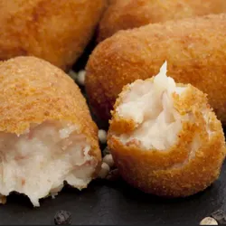 Croquetas de pollo con salsa bechamel 