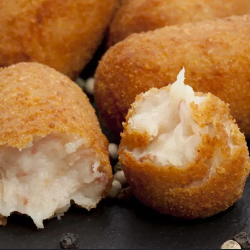 Croquetas de pollo con salsa bechamel 