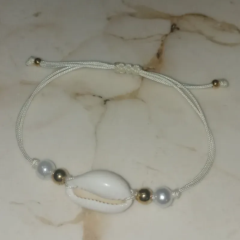 Pulsera de Caracol, Perlas y Cuentas de Acero 