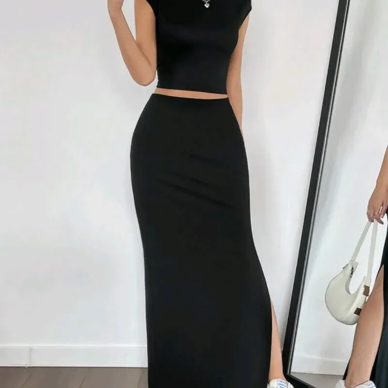 Conjunto negro de falda y blusa 