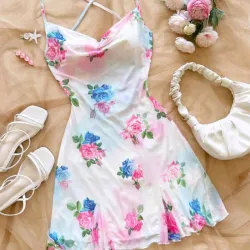 Vestido blanco con flores azules y rosadas 