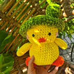 Amigurumi de pollo con salvavidas de rana