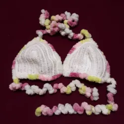 Blusa sencilla con pompones 