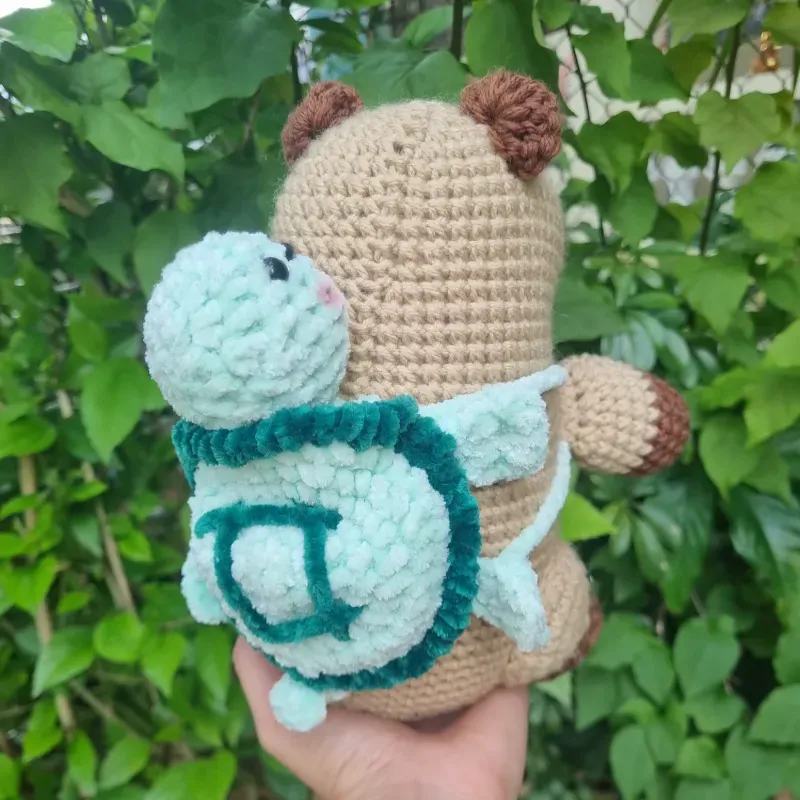 Capibara + mochila de tortuga