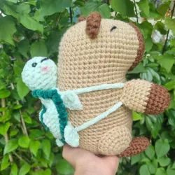 Capibara + mochila de tortuga