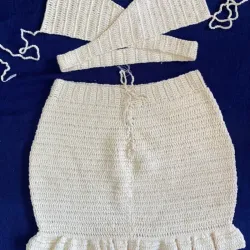 Conjunto de blusa cruzado con saya de vuelos 