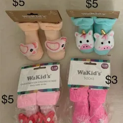 Medias con diseños a relieve