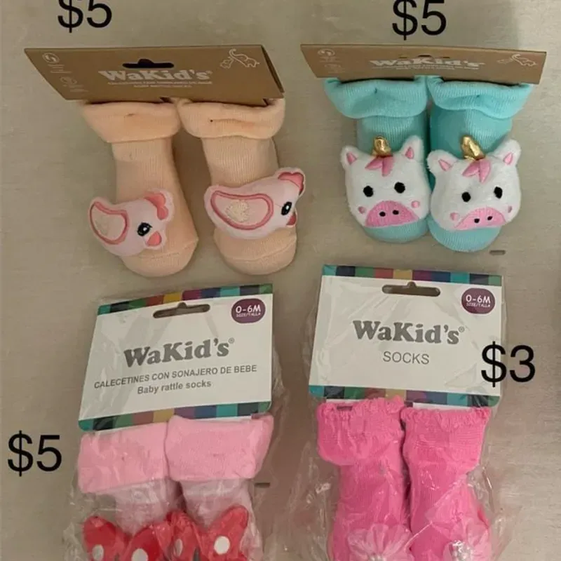 Medias con diseños a relieve