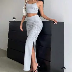 Conjunto gris de saya larga y top corto 