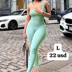 Mono enterizo verde claro de un solo hombro 