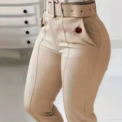 Pantalon beige elegante con su cinto