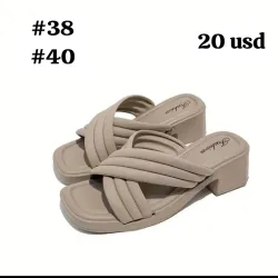 Sandalias beige de tacón cuadrado cruzadas arriba 